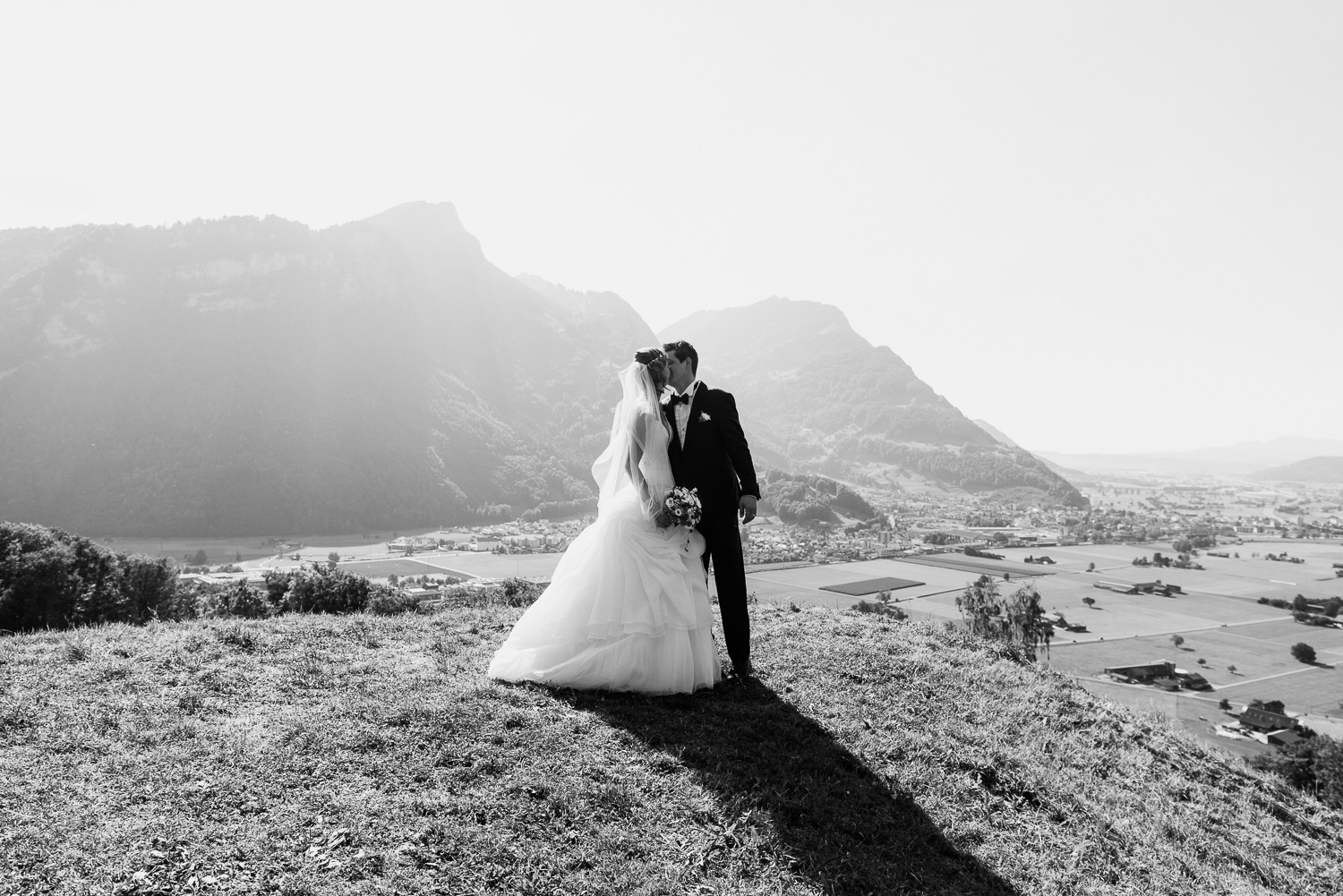 Brautpaar auf einem Hügel mit atemberaubender Aussicht