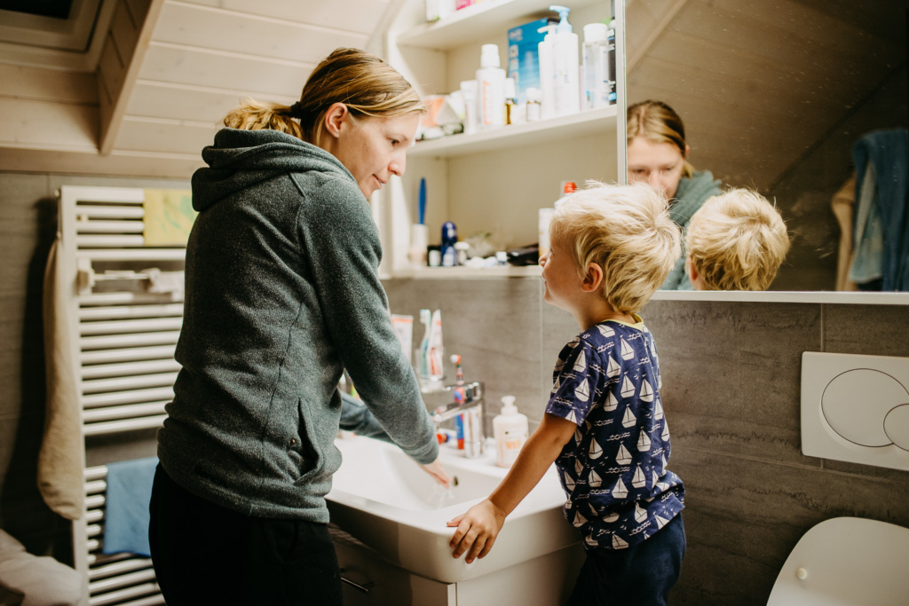 Mutter und Sohn schauen einander an