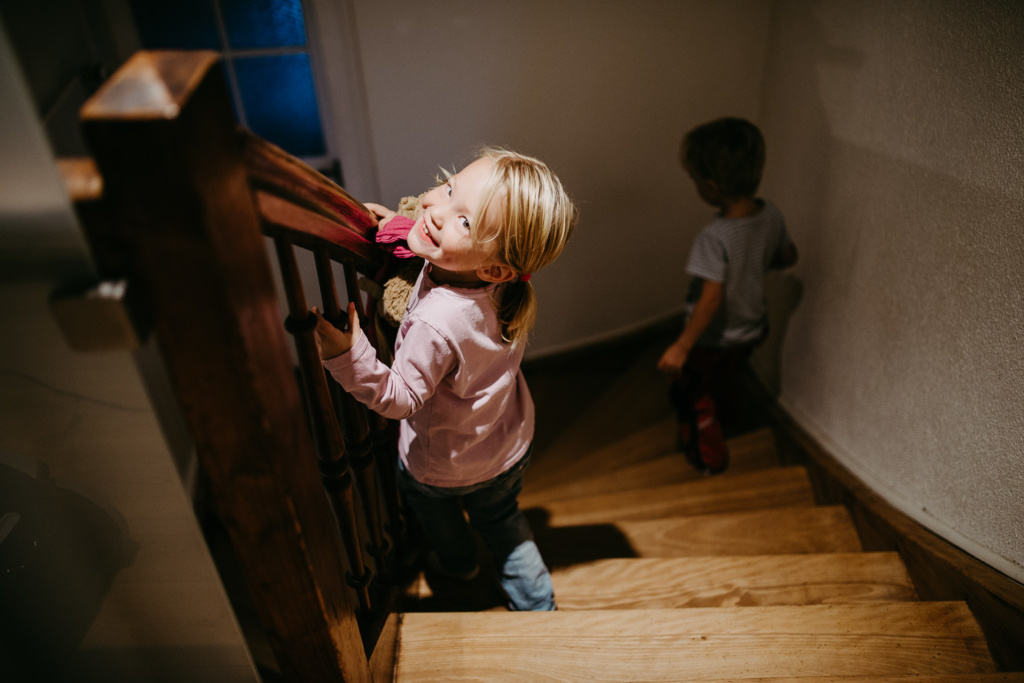 Kinder laufen die Treppe herunter