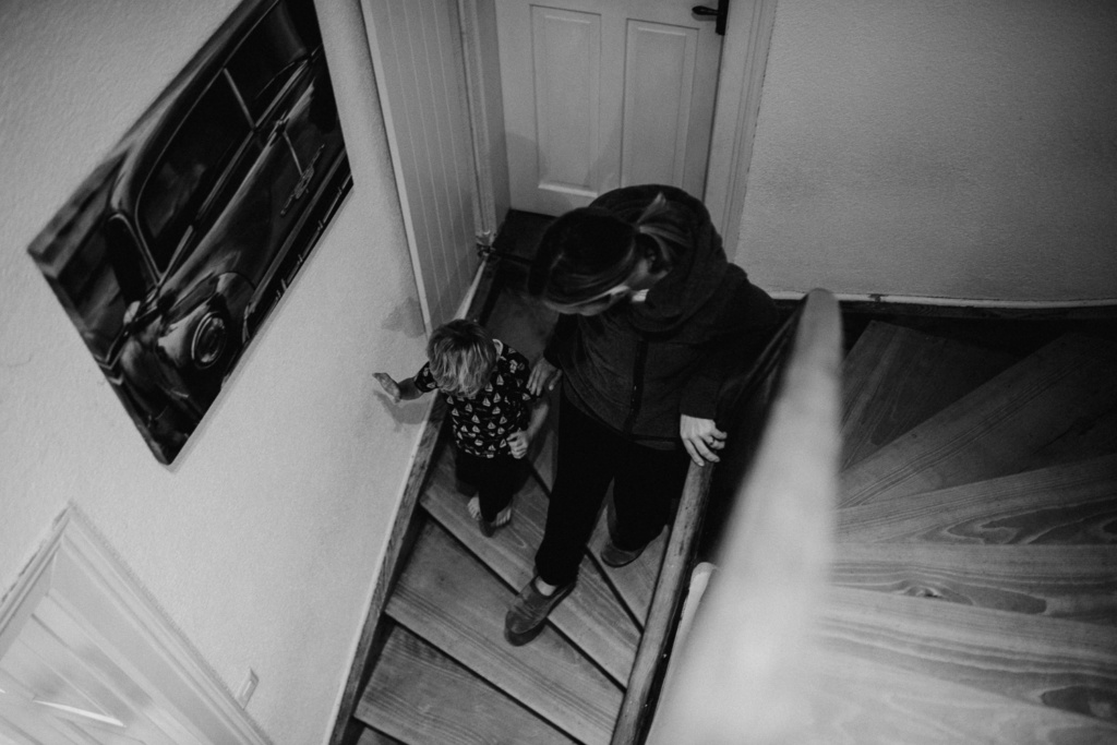 Mutter und Sohn laufen die Treppe runter