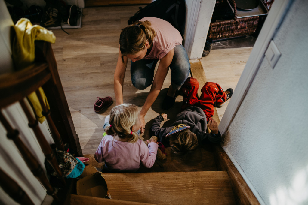 Mama zieht Kinder an