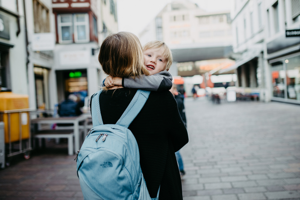 Mama trägt Jungen auf dem Arm