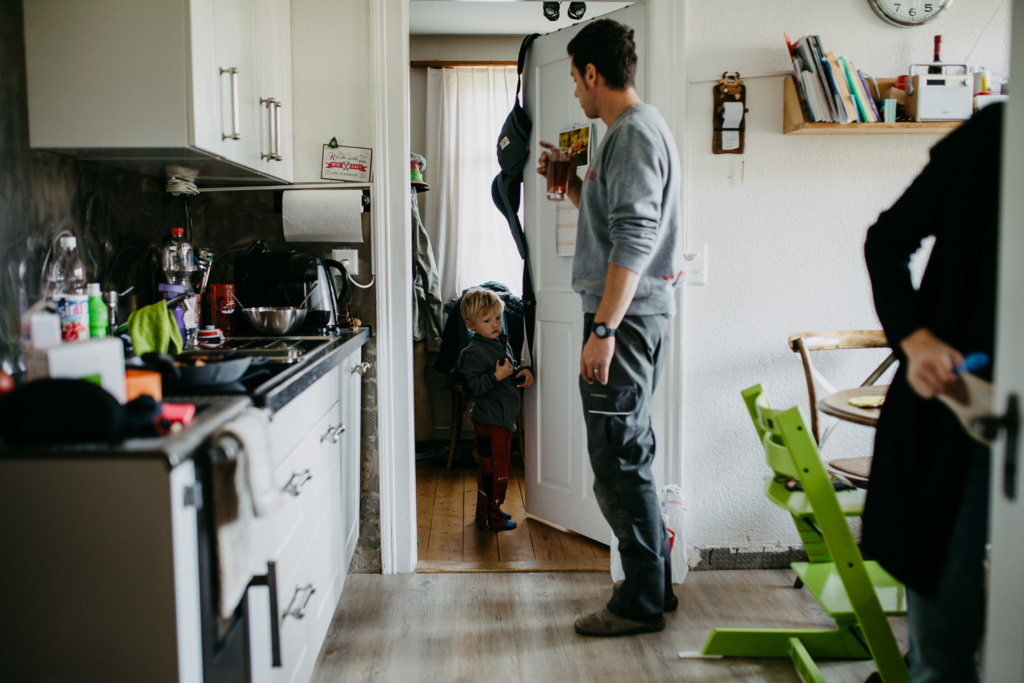 Junge schaut traurig, Bild aus einer Familienreportage