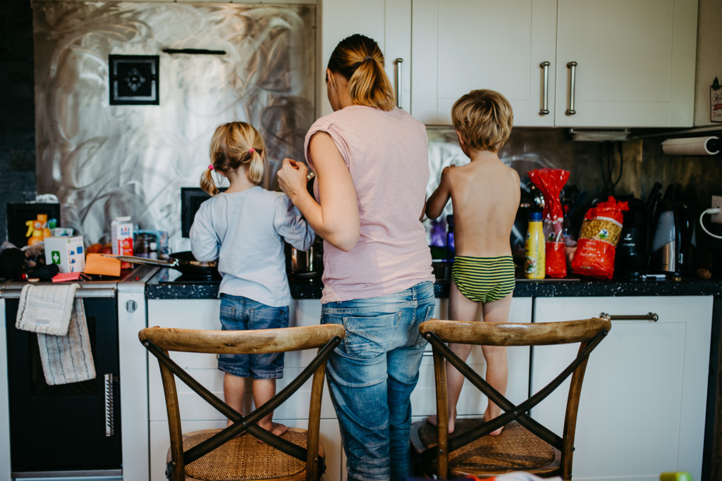 Familie am Kochen