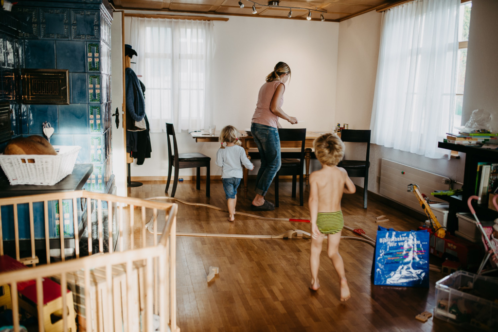 Kinder rennen zur Mama