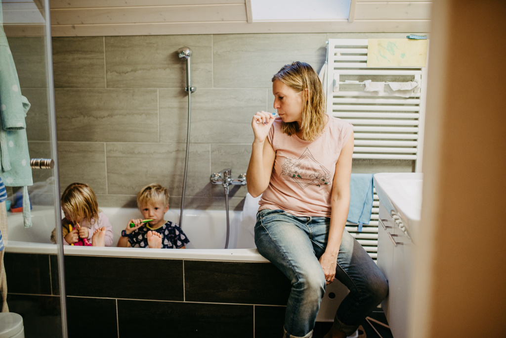 Mama und Kinder am Zähne putzen