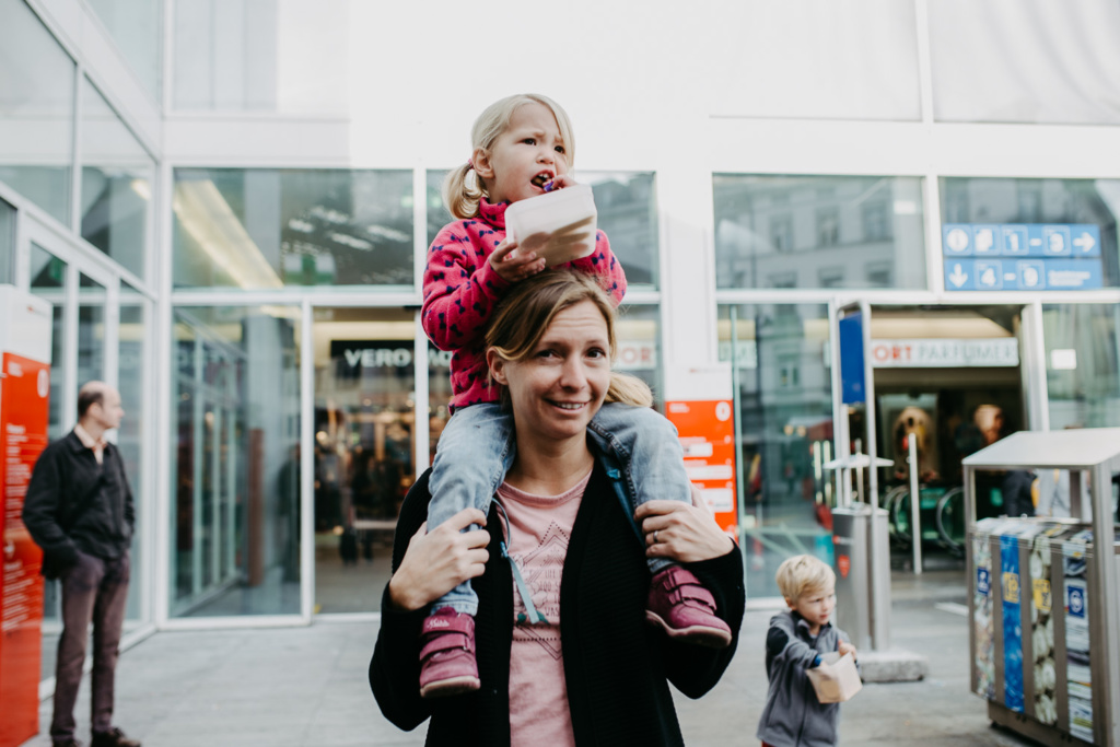 Mama und Tochter unterwegs