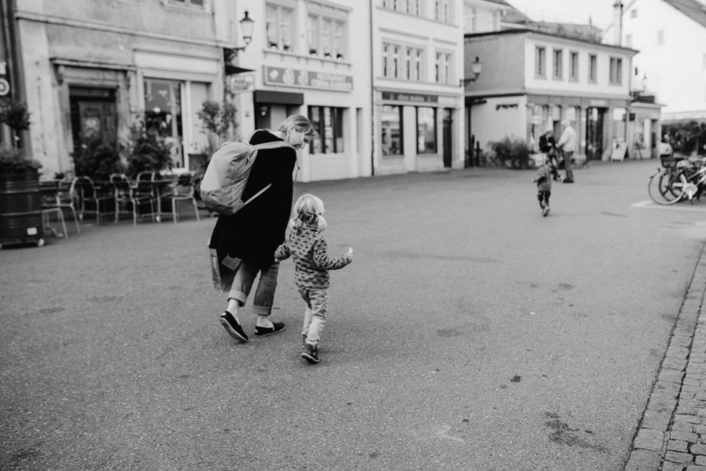 Familienspaziergang durch die Stadt