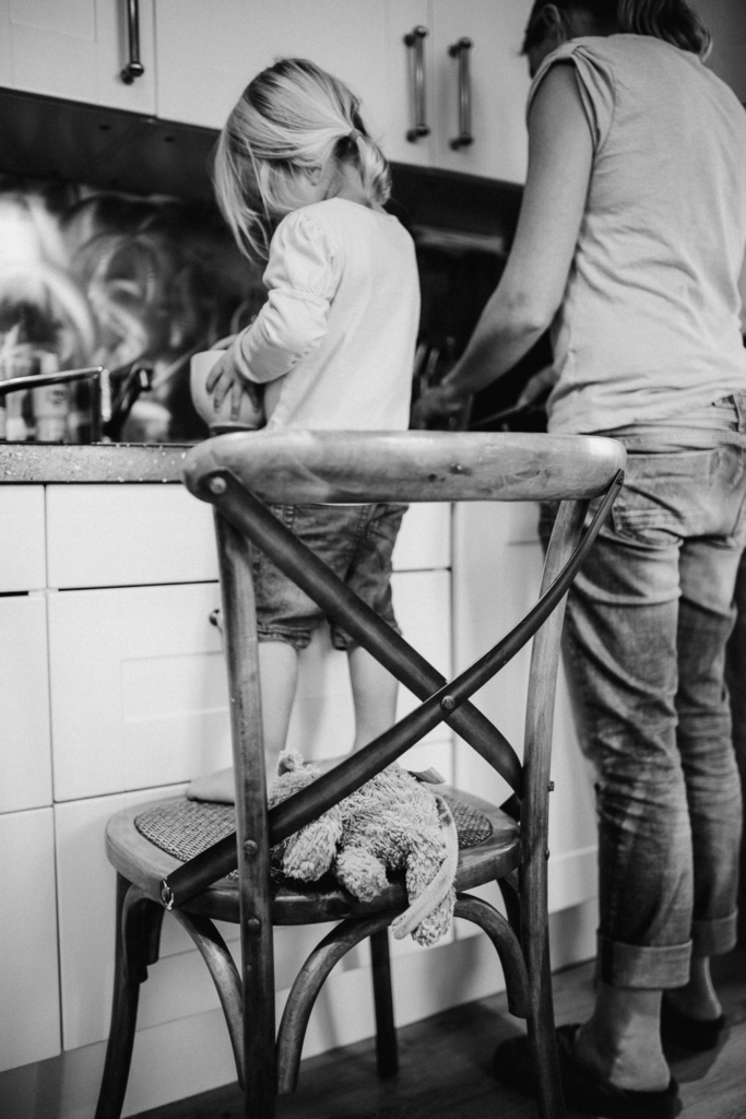 Teddy ist beim Kochen mit dabei