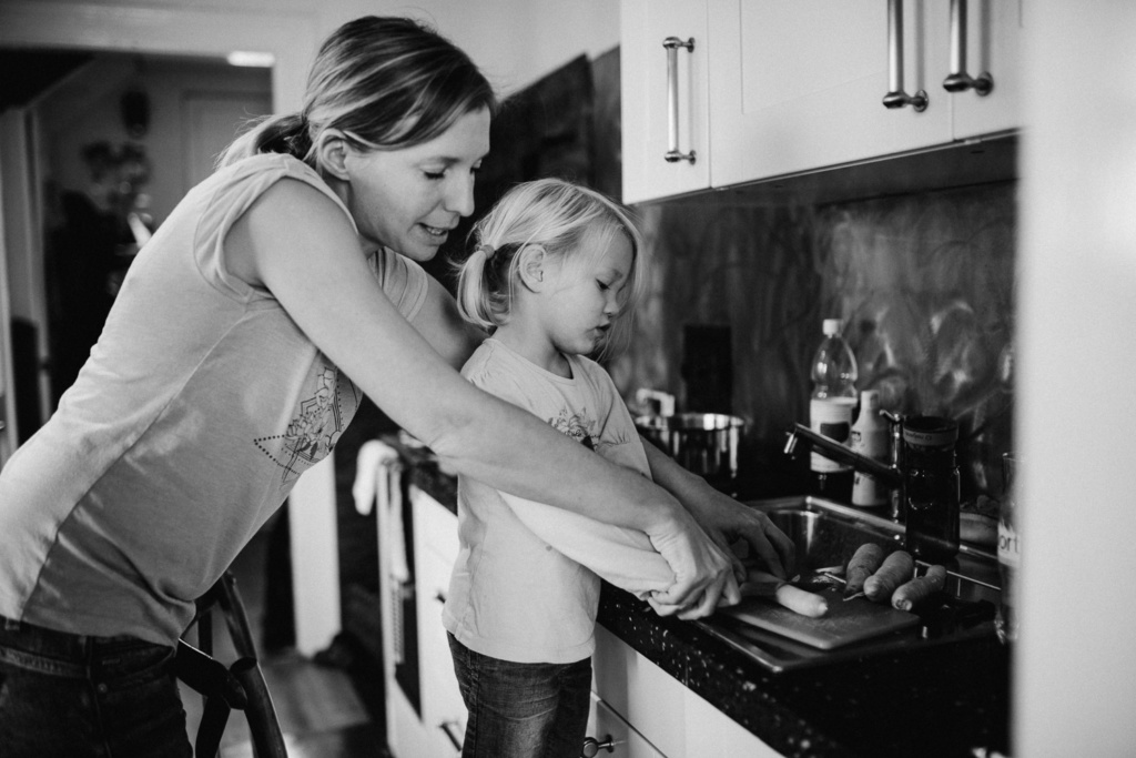 Mama und Tochter am Kochen
