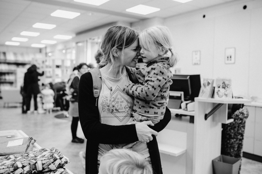 Kuschelmomente zwischen Mama und Tochter