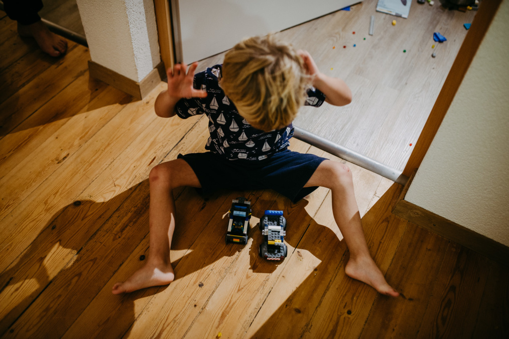 Kleiner Junge mit Spielzeug