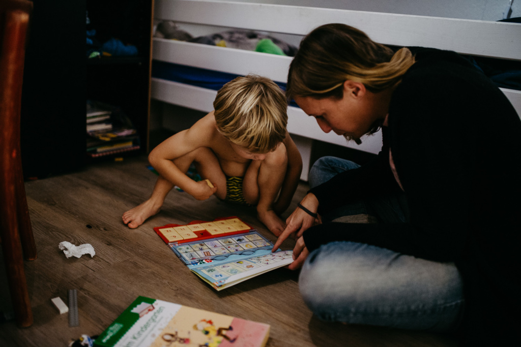 Mutter und Sohn am Spielen