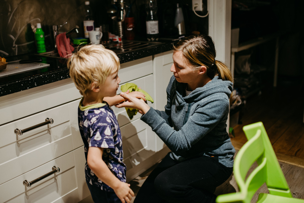 Mama wäscht Kind die Hände