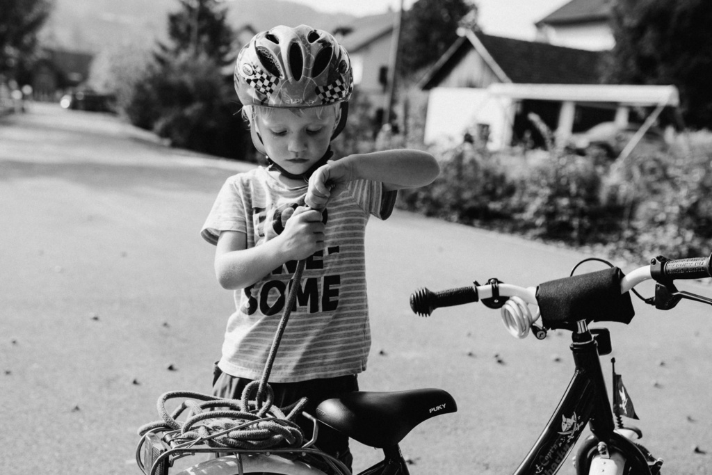 Junge mit Fahrrad