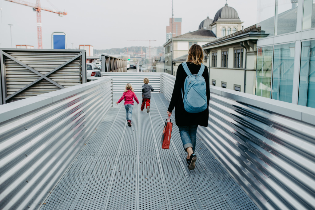 Familie zu Fuss unterwegs