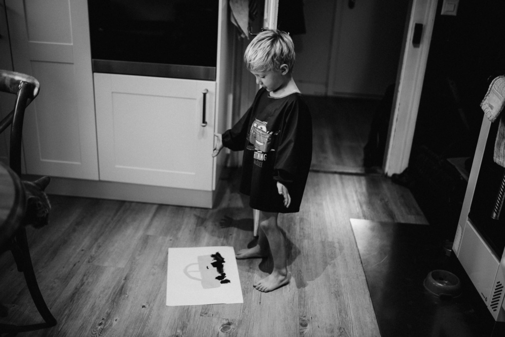 Junge wirft Zeichnung auf den Boden