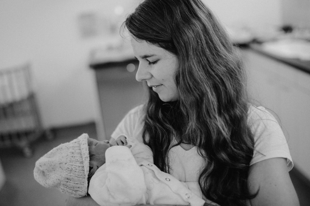 Fotografin Daniela Huber hällt Baby im Arm