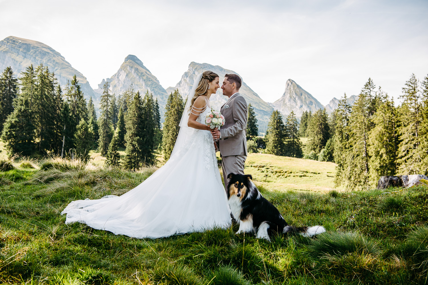 Brautpaarfoto mit Hund in den Bergen