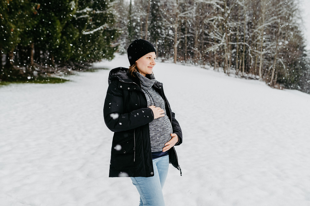 Babyshooting in verschneiter Winterlandschaft mit werdenden Mama
